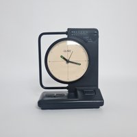 Vintage Mid Century Modern Kunststoff Tischuhr Mit Radio von FunAntic