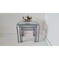 Vintage Mid Century Modern Satztisch Set 3Er Silberfarben Beschichtetes Gestell Und Gehärtete Glas Tischplatten Unbenutzt in Original Box Vintage Mid Century Modern Satztisch Set 3Er Silberfarben Beschichtetes Gestell Und Gehärtete Glas Tischplatten Unbenutzt in Original Box von FunAntic