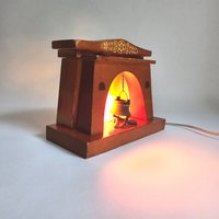 Vintage Schreibtisch Oder Wandlampe Aus Holz Mit Kamin Und Feuer von FunAntic