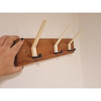 Vintage Wandhänger Aus Holz Mit Bakelit Haken Mid Century Kleiderbügel Wandplatte von FunAntic