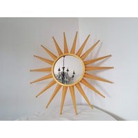 Wandspiegel Im Vintage Hollywood Regency Stil in Einem Metallrahmen Wandspiegel Im Vintage Hollywood Regency Stil in Einem Metallrahmen von FunAntic