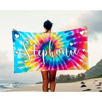 Personalisiertes Tie Dye Strandtuch, Benutzerdefinierter Name Regenbogen Boho Handtuch von FunPrintHouse