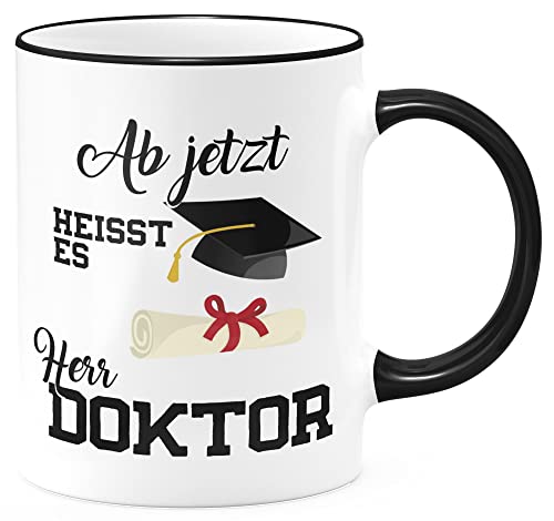 FunTasstic Tasse Ab jetzt heisst es Herr Doktor Kaffeebecher beidseitig bedruckt spülmaschinenfest Tasse für das Büro Tee, Kaffee Geschenkidee, Farbe:schwarz, Größe:330 ml von FunTasstic