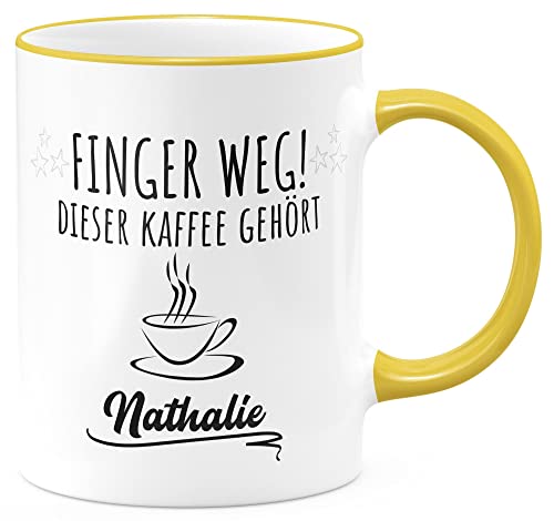 FunTasstic Tasse Finger weg! Dieser Kaffee gehört. mit Wunschname Kaffeebecher spülmaschinenfest für das Büro Tee, Kaffee Geschenkidee, Farbe:gelb, Größe:Finger weg! von FunTasstic