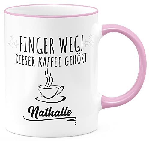 FunTasstic Tasse Finger weg! Dieser Kaffee gehört. mit Wunschname Kaffeebecher spülmaschinenfest für das Büro Tee, Kaffee Geschenkidee, Farbe:rosa, Größe:Finger weg! von FunTasstic