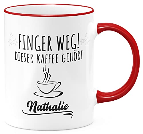 FunTasstic Tasse Finger weg! Dieser Kaffee gehört. mit Wunschname Kaffeebecher spülmaschinenfest für das Büro Tee, Kaffee Geschenkidee, Farbe:rot, Größe:Finger weg! von FunTasstic