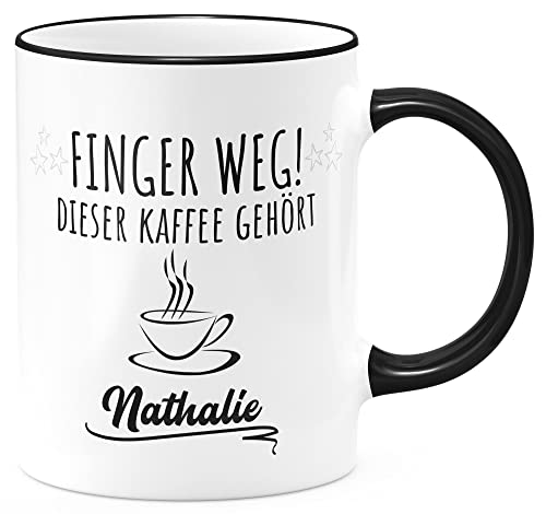 FunTasstic Tasse Finger weg! Dieser Kaffee gehört.. mit Wunschname Kaffeebecher spülmaschinenfest für das Büro Tee, Kaffee Geschenkidee, Farbe:schwarz, Größe:Finger weg! von FunTasstic