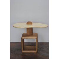 Handgefertigter Couchtisch Aus Eschenholz Moderner Akzenttisch Recyceltem Kunststoff von FungiwoongiFurniture