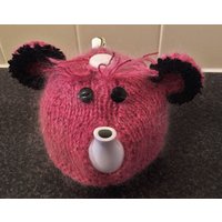 Handgestrickter Teewärmer Medium Punk Teddy Bär Chunky Furry Tier Pink Schwarz Moderne Einzigartige Teekanne Abdeckung Alternative Küche Neues Handgestrickter Teewärmer Medium Punk Teddy Bär Chunky Furry Tier Pink Schwarz Moderne Einzigartige Teekanne Abdeckung Alternative Küche Neues von FunkyKnitsUK