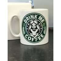 Alice Trink Mich Kaffee - Im Wunderland Inspiriert Kostenlose Personalisierung von FunkyMonkeyGiftCo