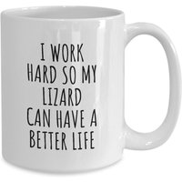 Eidechse Becher Lustiges Geschenk Für I Work Hard So My Lizard Mom Dad Idee Geburtstag Tierliebhaber Kaffee Teetasse Eidechse Becher Lustiges Geschenk Für I Work Hard So My Lizard Mom Dad Idee Geburtstag Tierliebhaber Kaffee Teetasse von FunnyGiftsCreation