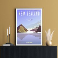 Neuseeland Reiseposter, Te Anau Druck, Fiordland National Park, Südinsel, Milford Sound, Berge Wandkunst, Gletscher Geschnitzte Fiords von FunnyStitchesCo
