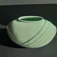 Blassgrüne Vase Aus Schweden. Einfache Elegante Linien. Perfektes Vintage Interior Stück Den 80Er Jahren. Boudoir in Soft Pastell Ton Mit Rüschen von Funvintageera