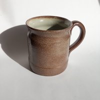 Großer Schwerer Handgewachsener Keramikbecher Mit Henkel. Außen Glasiert - Silberbraune Salzglasur. Innen Glänzende Graue Glasur. Eventuell von Funvintageera
