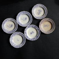 Set Von 6 Antiken Butter Schweden Teller. Auf Der Rückseite Gemarkt. Lila Dekor Um Den Rand. Verschiedene Blumen in Mitte. Seltener Fund von Funvintageera