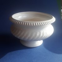 Vintage Weißer Übertopf Auf Sockel Germany. Schöne Linien Und Form. Wohndekor. Deutsche Keramik. Markiert. Exzellenter Zustand von Funvintageera