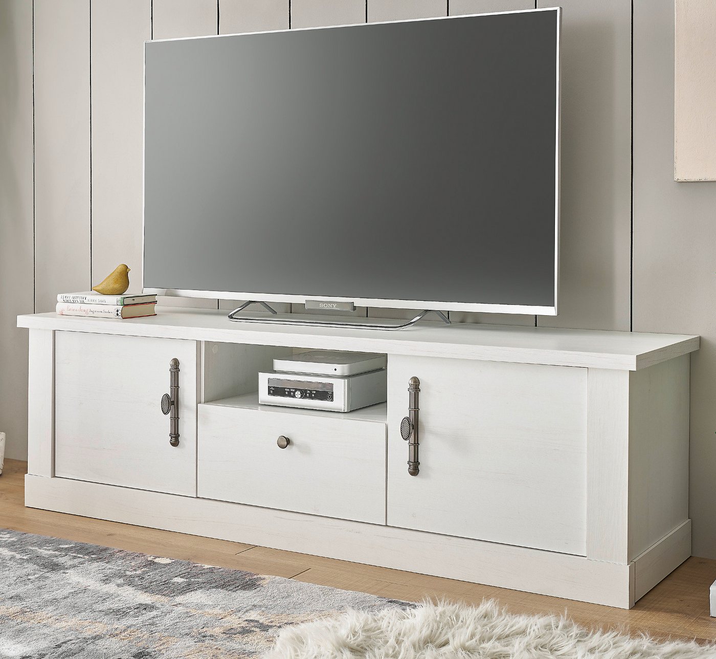 Furn.Design Lowboard Fiastra (TV Unterschrank in Pinie weiß Landhaus, 155 x 47 cm), Metallgriffe, Soft-Close-Funktion von Furn.Design