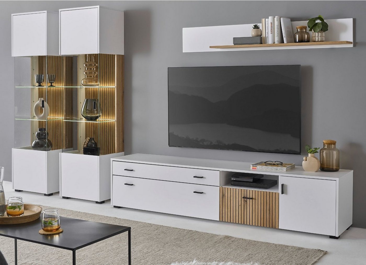 Furn.Design Wohnwand Merced, (Wohnzimmer Set in weiß mit Eiche, 320 x 180 cm), mit Soft-Close, Staboptik von Furn.Design