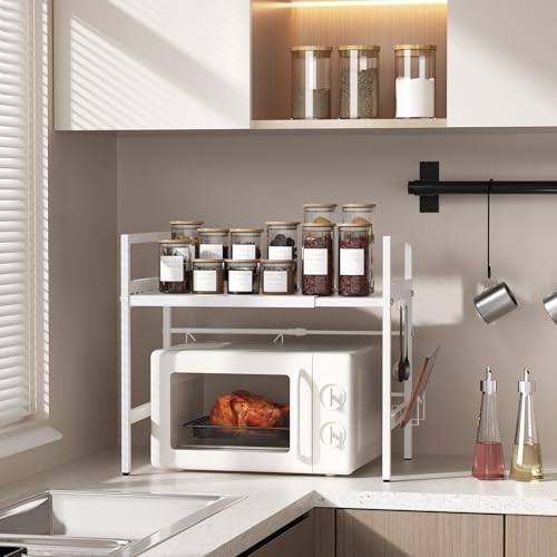 Furnestorica Einziehbares und Verstellbares Mikrowellenregal, 2-lagiges Mikrowellenregal aus Kohlenstoffstahl, Robuste Halterung mit 6 Haken, Aufbewahrungsregal für Küchenarbeitsplatten (Weiß) von Furnestorica