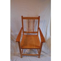 Armlehnstuhl Aus Riegelahorn Und Kirschbaum Im Mission Style von FurnitureXDesign
