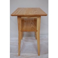 Moderner Beistelltisch Mit Multi-Gerichteten Verjüngungen Und Ablage Moderner Beistelltisch Mit Multi-Gerichteten Verjüngungen Und Ablage von FurnitureXDesign