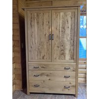 Rustikaler Kleiderschrank Aus Weißer Eiche Mit Drei Schubladen von FurnitureXDesign