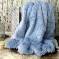 Abstand Luxuriöser Baby Blauer Kunstfell Bett Oder Sofa Überwurf Mit Grauem Kunstlederfutter 150 X 100 cm von Furthrows