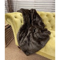 Bison Braun Kunstpelz Überwurf. Kunstfell Decke Für Bett Oder Sofa Mit Braunem Kunstpelzfutter in Verschiedenen Größen von Furthrows