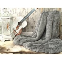 Grau Eichhörnchen Kunstpelz in Verschiedenen Größen. Langhaar Fellüberwurf Für Sofa, Sessel Oder Bett Mit Grauem Kunstfellbesatz von Furthrows