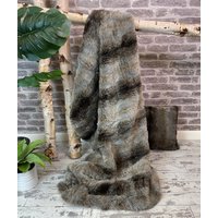 Grauer Wolf Kunstpelz Überwurf | Fell Bettüberwurf Sofaüberwurf Große Kunstfelldecke Graue Felldecke Mit Grauem Kunstfellfutter von Furthrows