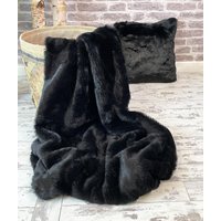 Kunstpelz Überwurf Black Panther Mit Grauem Kunstfellfutter in Verschiedenen Größen. Ideale Tagesdecke Oder Pelz Sofa Überwurf von Furthrows