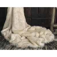 Kunstpelzdecke Sahara Für Bett Oder Sofa Mit Elfenbeinfarbenem Kunstpelz in Verschiedenen Größen von Furthrows