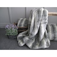 Lemur Grau Kunstpelz Decke | Gestreifte Felldecke Grauer Sofaüberwurf Großer Pelzüberwurf Graue Mit Grauem Kunstfellfutter von Furthrows