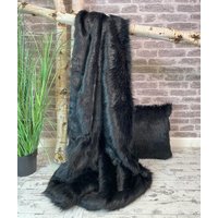 Luxuriöser Black Bear Kunstpelz Bett Oder Sofaüberwurf Mit Grauem Kunstlederfutter in Einer Reihe Von Größen. Schwarze Felldecke von Furthrows