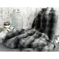 Schwarzer Wolf Kunstpelz Überwurf Für Bett Oder Sofa Mit Grauem Kunstpelzüberzug in Verschiedenen Größen von Furthrows