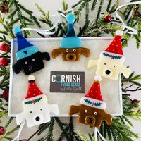 Fusing Glass Hund Weihnachtsdekoration -Fused Christbaumschmuck, Hundedekoration, Nikolausmütze, Cornish Glas Ornament von FusedGlassCornwall