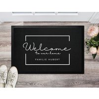 Fußmatte Personalisierte Welcome To Our Home 60x40cm | Geschenk Familie Paare Zum Einzug Hochzeitsgeschenk Mit Name Willkommensmatte von FussmattenKINGde