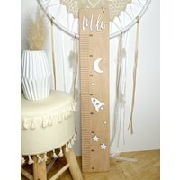 Personalisierte Messlatte Im Weltall Design, Kindermesslatte, Mit Rakete von FynaDesign