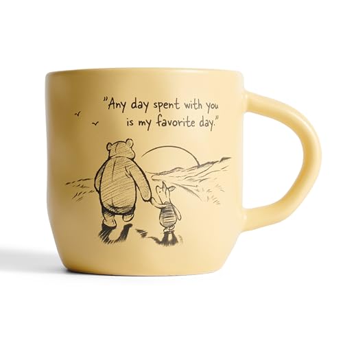 Fyrklövern Disney Winnie Puuh Becher 30 cl – Hochwertiges Steingut mit Winnie Pooh, mit originellen Zitaten und handgefertigtem Touch. (Gelb) von Fyrklövern