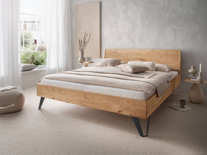 G+K Bett 823 140x200, Metallfüsse schwarz, Holzkopfteil, Wildeiche massiv geölt; 1 Hängenachtkonsole von G+K Möbel