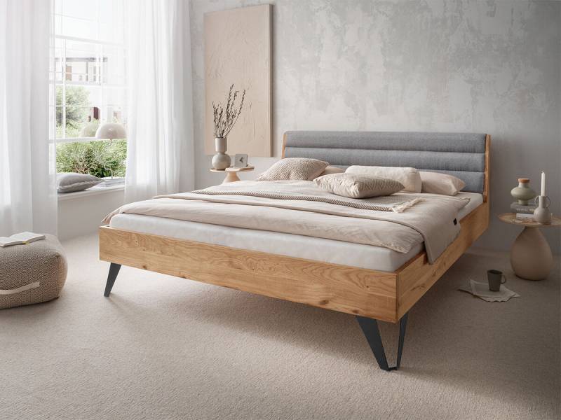 G+K Bett 823 200x200, Metallfüsse schwarz, Polsterkopfteil II, Stoff hellgrau, Wildeiche massiv geölt; 1 Hängenachtkonsole von G+K Möbel
