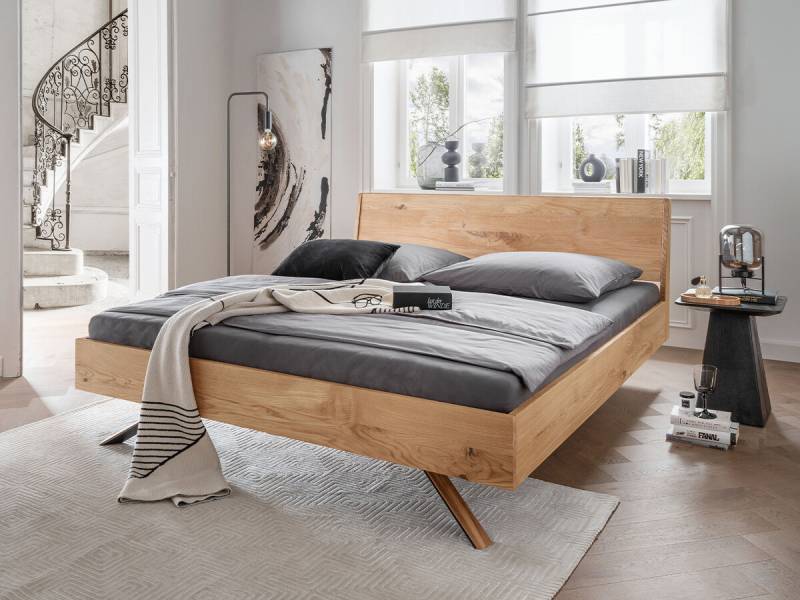 G+K Bett 824 140x200, Metallfüsse schräg, Holzkopfteil, Wildeiche massiv geölt von G+K Möbel