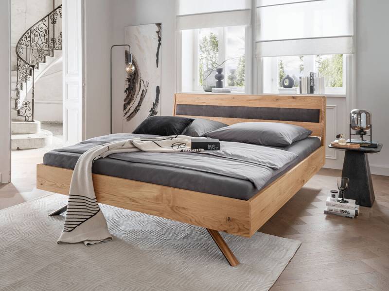 G+K Bett 824 140x200, Metallfüsse schräg, Holzkopfteil mit Polster, Wildeiche massiv geölt; 1 Hängenachtkonsole von G+K Möbel