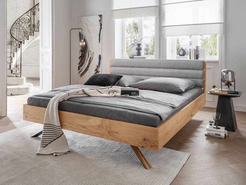 G+K Bett 824 180x200, Metallfüsse schräg, Polsterkopfteil II, Stoff hellgrau, Wildeiche massiv geölt; 2 Hängenachtkonsolen von G+K Möbel
