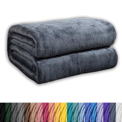 Dicke Kuscheldecke Flauschig 90 x 180 cm 230 G/M² Flanell Extra Weich, Waschbar Leichte Decken Warme Kuscheldecke für Bett Sofa Schlafzimmer Büro Home, Dunkelgrau Dicke Kuscheldecke Flauschig 90 x 180 cm 230 G/M² Flanell Extra Weich, Waschbar Leichte Decken Warme Kuscheldecke für Bett Sofa Schlafzimmer Büro Home, Dunkelgrau von GAIFNAG