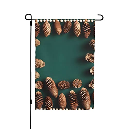 Tannenzapfen-Bordüre, Gartenflagge, 30,5 x 45,7 cm. Helle, doppelseitige Outdoor-Dekoration bringt Spaß in Ihren Hof. von GAJYFCL