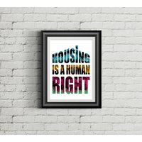 Wohnen Ist Ein Menschenrechtsdruck, Menschenrechte, Gleichheit, Poster, Linke, Antikapitalismus, Kommunismus, Soziale Gerechtigkeit Wohnen Ist Ein Menschenrechtsdruck, Menschenrechte, Gleichheit, Poster, Linke, Antikapitalismus, Kommunismus, Soziale Gerechtigkeit von GCStickerShop