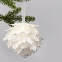 G Decor Luxuriöse Weiße Feder Und Silber Glitter Weihnachtsbaumkugel von GDecorLtd
