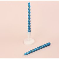 G Decor Set Mit 2 Handgefertigten Maison Dorée Royal Blue Spiral Glitter Stripe Dinner & Taper Candles G Decor Set Mit 2 Handgefertigten Maison Dorée Royal Blue Spiral Glitter Stripe Dinner & Taper Candles von GDecorLtd