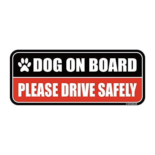 GEEKBEAR Auto-Magnet mit Hund an Bord, bunt, reflektierend, wetterbeständig, rechteckig, 22,1 x 8,9 cm, Schwarz/Rot von GEEKBEAR